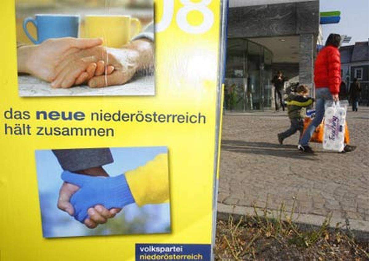 Auf den Dreieicksständer-Plakaten der ÖVP wird der Zusammenhalt der Niederösterreicher beschworen.