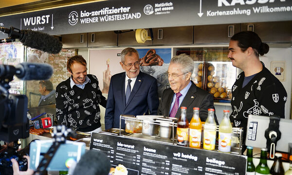 Bei einem Besuch im Inneren des Standes wurde noch eine Wurst nachgelegt.