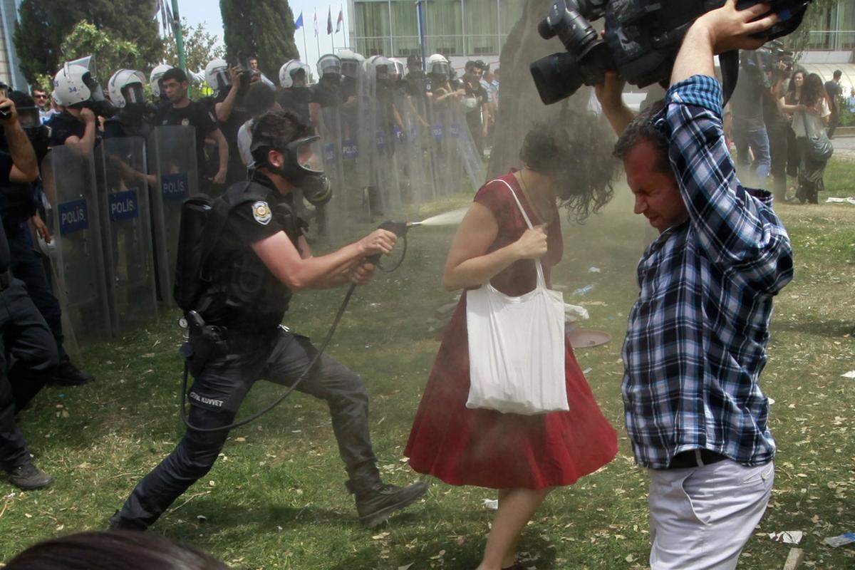 Die Bilder bestätigen den Vorwurf des brutalen Vorgehens der Polizei gegen Demonstranten. Berichten zufolge sollen neben Tränengas und Wasserwerfern vereinzelt auch Gummigeschosse eingesetzt worden sein.