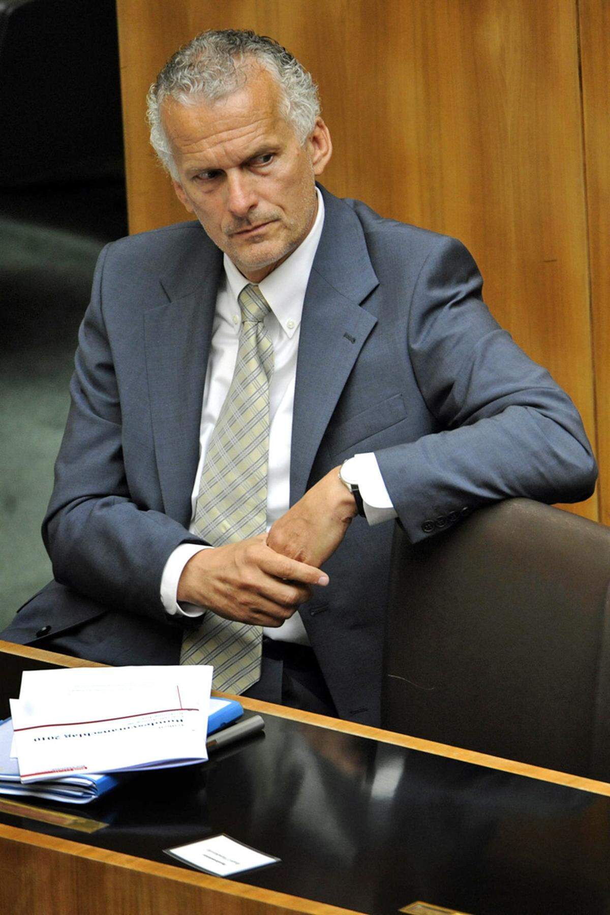 Auch sein Nachfolger Josef Moser, zuvor FP-Klubdirektor im Parlament und ÖBB-Manager, wurde 2004 mit schwarz-blauer Mehrheit bestellt - allerdings befand sich die SPÖ damals in Opposition.