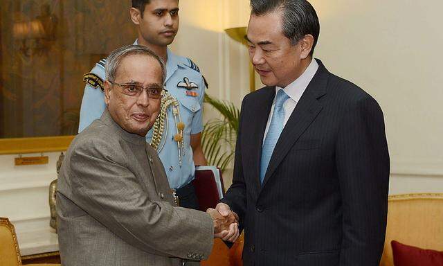 Indiens Präsident Pranab Mukherjee traf in Neu Delhi auf Chinas Außenminister Wang Yi.