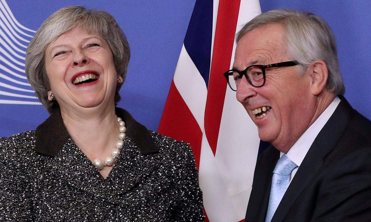 Die EU veröffentlicht am 13. November Pläne für einen Brexit ohne Abkommen. Doch nur einige Stunden später heißt es aus London, die Verhandlungspartner hätten sich auf einen Vertragsentwurf geeinigt. Am 15. November treten vier Minister aus Mays Kabinett zurück. Die EU verabschiedet das Abkommen am 25. November.