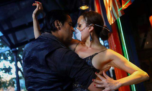Tango-Tanzen mit Mundschutz. Aber neuerdings sind Tango-Shows in Buenos Aires für mindestens zwei Wochen verboten.