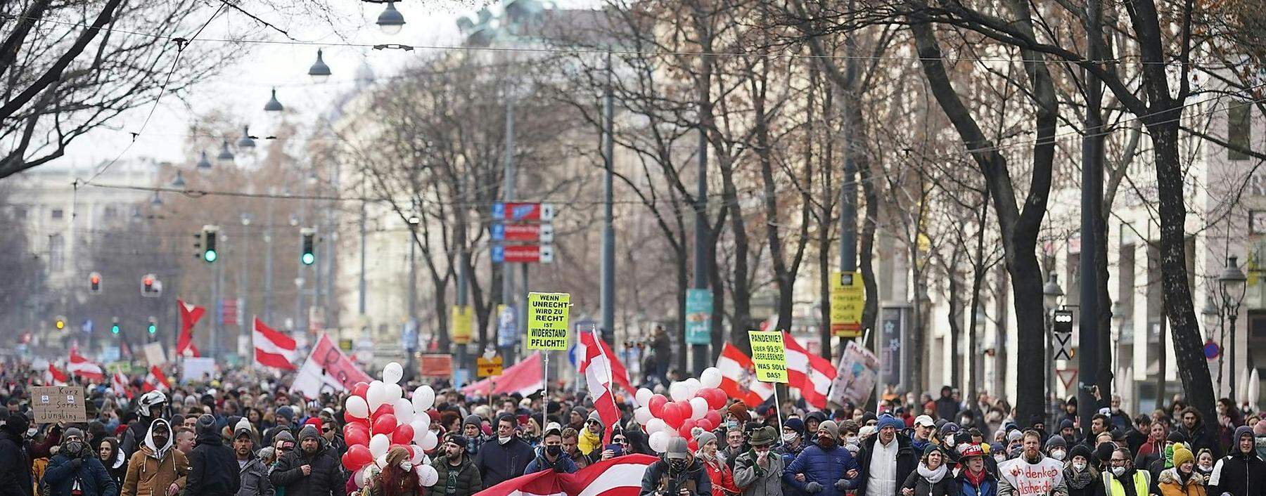 Nach den Protesten in Wien traten viele Demonstranten die Heimreise ohne Mund-Nasen-Schutz an