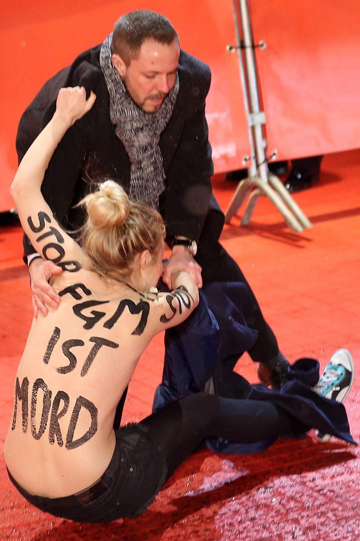 Neben der Prominenz aus Film, Politik und Medien sorgte eine Aktion der Frauenrechtsbewegung Femen am Rande der Gala für Aufsehen. Vier Frauen protestierten gegen die weibliche Genitalverstümmelung und hatten einen Protestschriftzug auf ihre nackten Oberkörper gemalt. Sie wurden kurzzeitig in Polizeigewahrsam genommen und bekamen einen Platzverweis, hieß es von der Polizei.