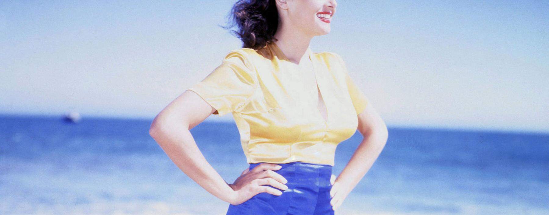 Die Filmstars der 1950er-Jahre (hier Jane Russell) machten Posing-Shorts als Freizeitlook für den Strand populär.