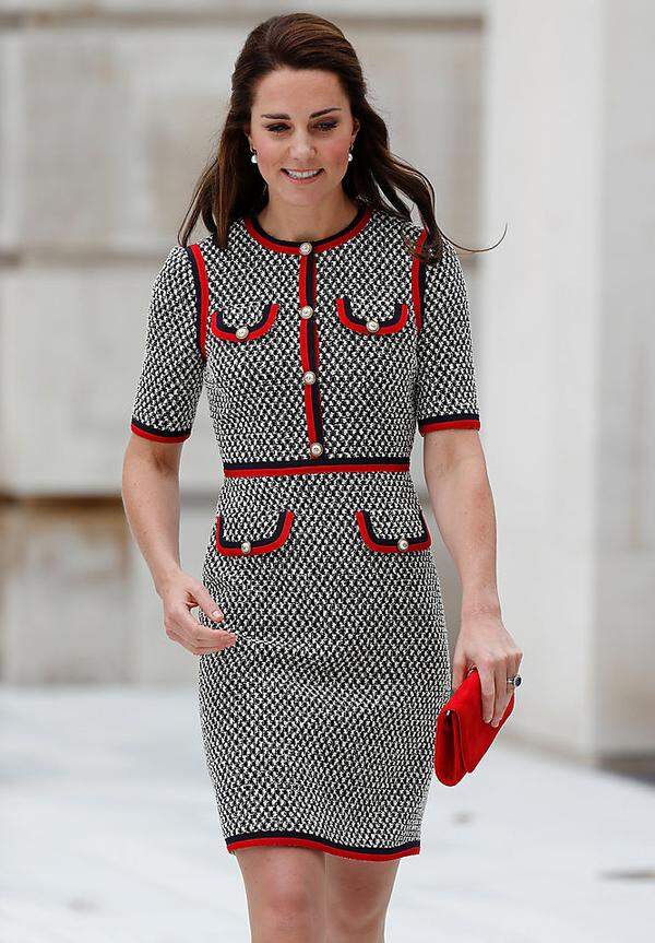 Woran liegt es, dass uns Kates Outfit bei einem Museumsbesuch in London Ende Juni einfach nicht gefallen will? Immerhin stammt das Kleid aus dem Hause Gucci - das erste Mal, dass die Herzogin von Cambridge die italienische Marke trägt.