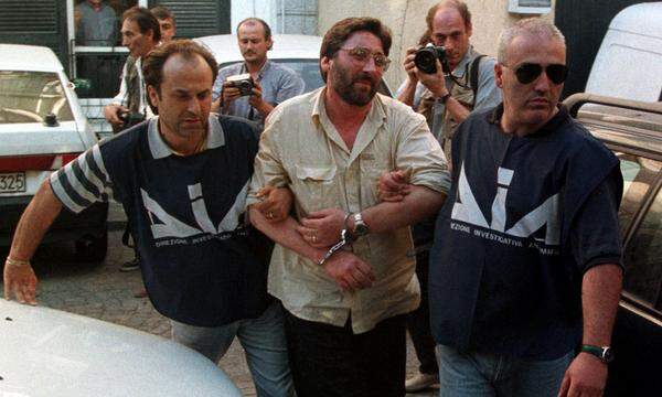 Archivbild vom 11. Juli 1998, als der Camorra-Boss Francesco Schiavone verhaftet wurde.