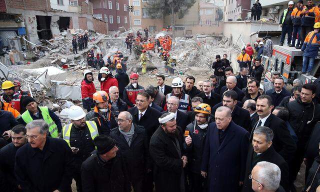 Der türkische Präsident Erdogan besuchte den Ort des Unglücks in Istanbul.
