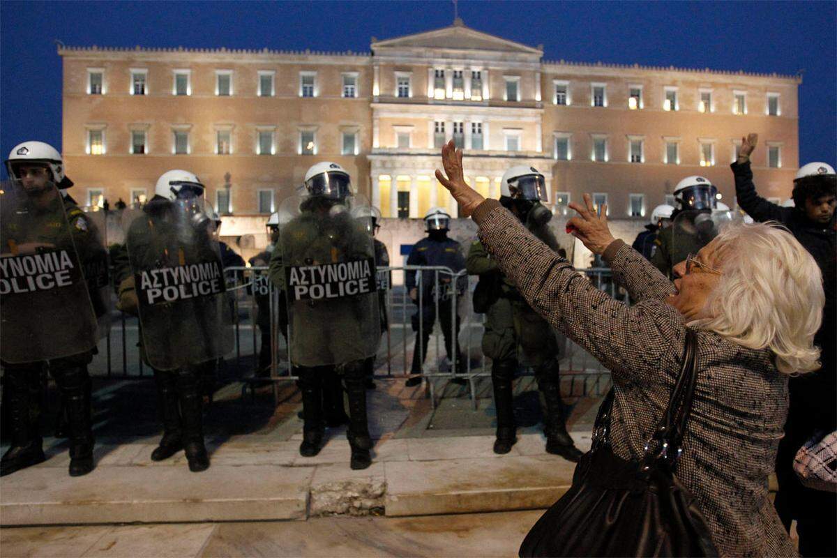 Nach dem öffentlichen Selbstmord eines Pensionisten kam es auch in der Nacht auf Karfreitag zu Protesten in Athen.
