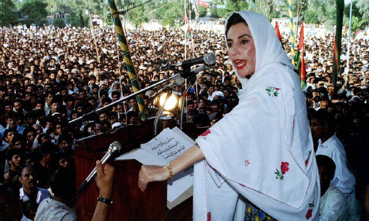 Nur 35 Jahre alt war Benazir Bhutto, als sie 1988 pakistanische Regierungschefin wurde. Sie war von 1988 bis 1990 und von 1993 bis 1996 Premierministerin von Pakistan. Danach ging Bhutto ins Exili nach Dubai und wurde Oppositionsführerin. Zwei Wochen vor der Parlamentswahl im Jahr 2008 wurde sie bei einem Attentat getötet. Historisch gesehen gab es noch mehrere Führungsfiguren, die jünger als 30 Jahre alt waren. Wikipedia gibt einen Überblick über junge Staatslenker des letzten Jahrhunderts.
