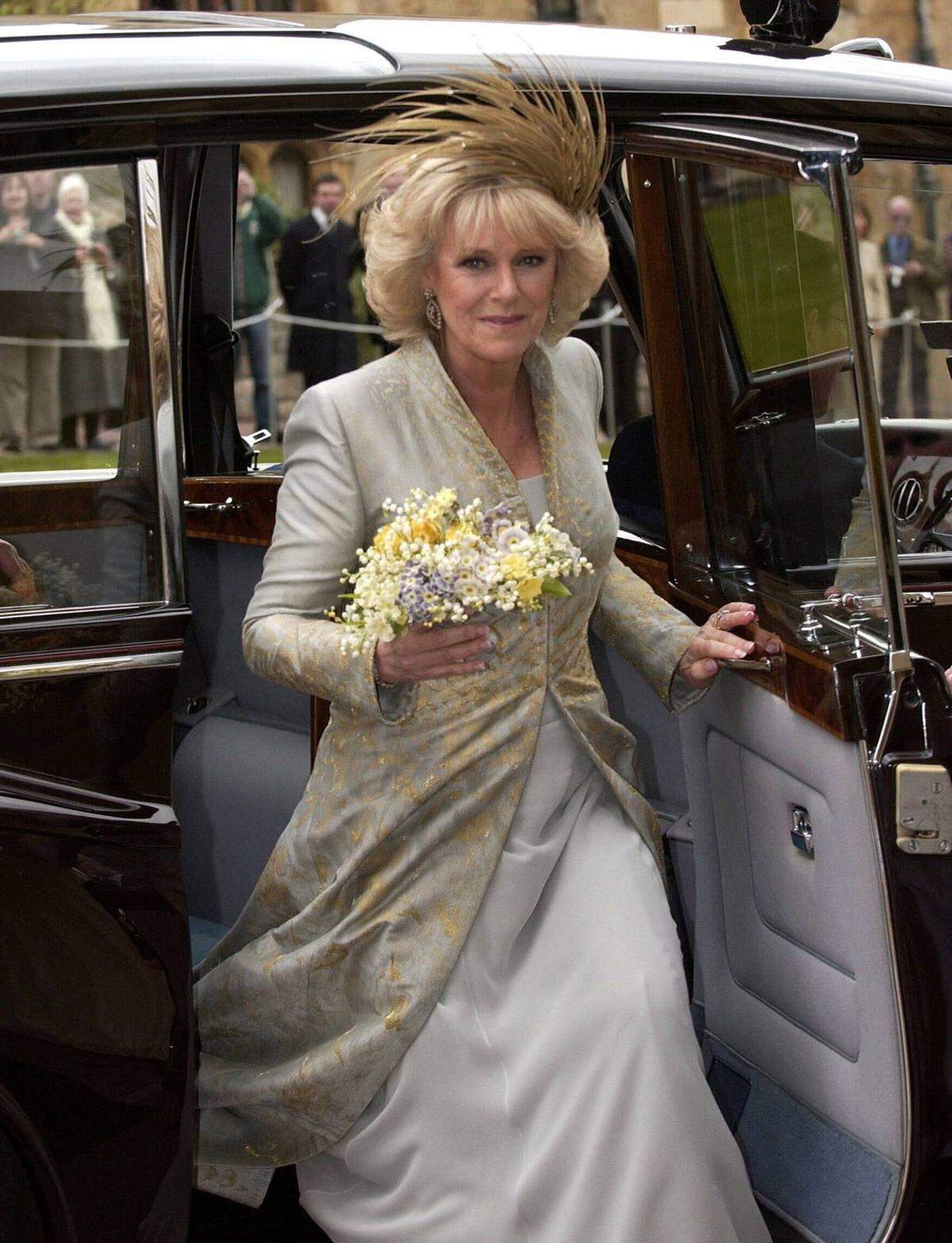 Weniger pompös fiel die zweite Hochzeit von Prinz Charles mit Camilla Parker Bowles aus. Die Braut trug ein Kleid mit Mantel von Robinson Valentine und einen Fascinator von Philip Treacy.