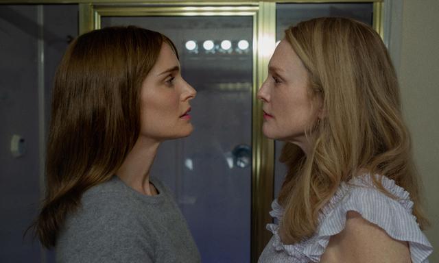 Showdown vor dem Badezimmerspiegel: Elizabeth (Natalie Portman) und Gracie (Julianne Moore).