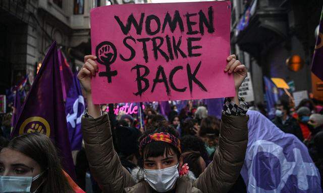 Frauen bei einer Kundgebung zum Internationalen Frauentag in der Nähe der Istiklal-Allee in Istanbul. 