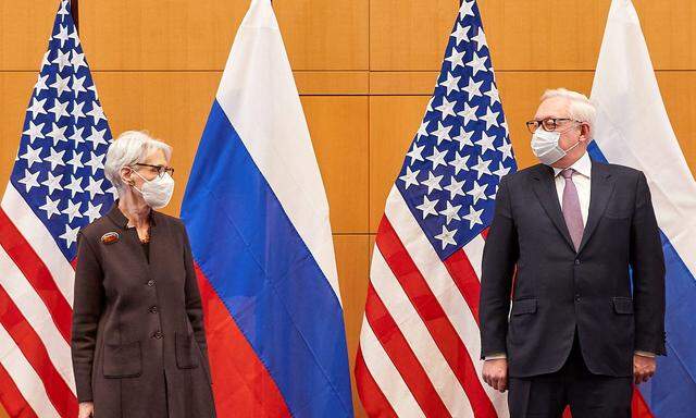 Ein erstes Abchecken der Positionen. US-Vizeaußenministerin, Wendy Sherman, und Russlands Vizeaußenminister, Sergej Rjabkow, bei den Gesprächen in Genf. 