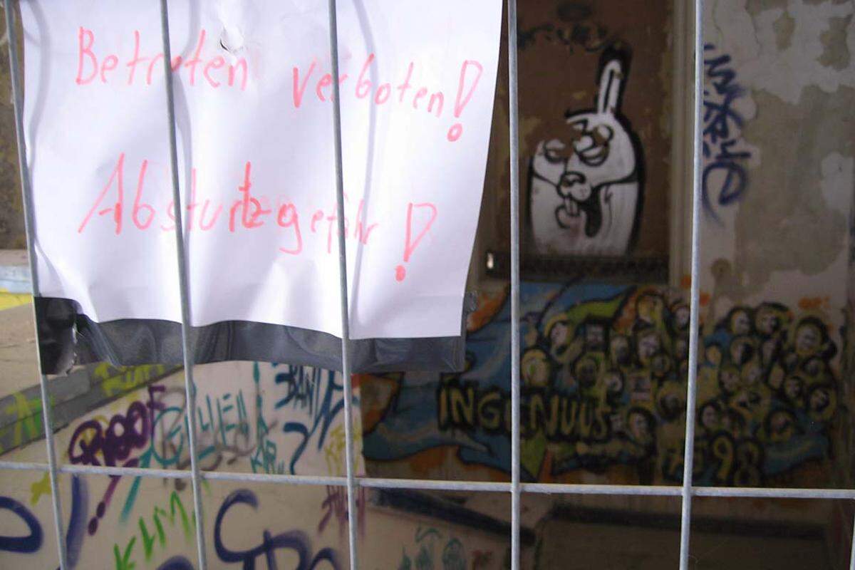 Obdachlose, Tauben und Graffiti-Künstler haben sich in der Ruine eingenistet.