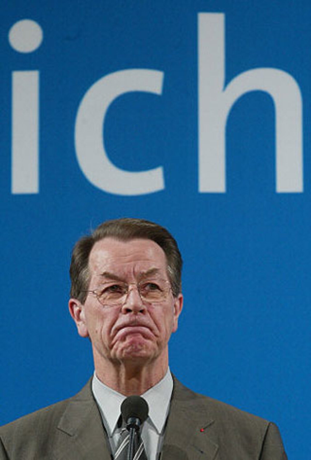 Die FDP bezeichnete den Rücktritt Münteferings als "politisch konsequent". "Es werden noch weitere Minister folgen", sagte FDP-Generalsekretär Dirk Niebel am Dienstag in Berlin. "Bei allem Respekt vor familiären Gründen - dass dieser Rücktritt prompt nach dem Koalitionsdesaster der vergangenen Nacht erfolgt, zeigt, dass er auch politische Gründe hat", erklärte Niebel. Was Müntefering für richtig gehalten habe, den Mindestlohn, habe er nicht durchsetzen können, und was er für falsch erachtet habe, die längere Zahlung des Arbeitslosengeldes I für ältere Arbeitnehmer, sollte er nun als Erfolg verkaufen, sagte der FDP-Politiker. Da sei der Rücktritt konsequent.