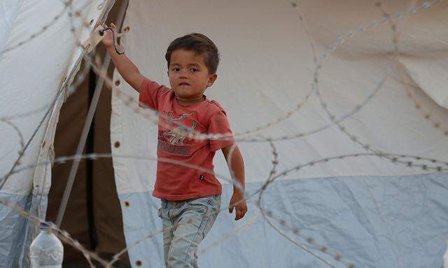 Ein Kind im neuen Auffanglager für Flüchtlinge auf der griechischen Insel Lesbos.