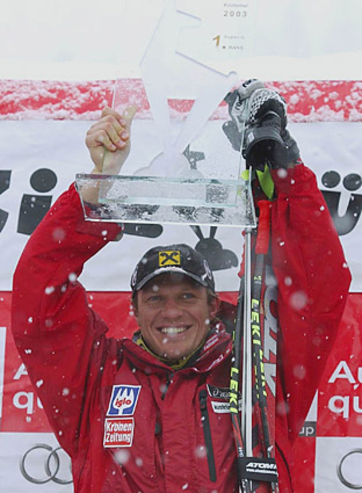 Mit dem Super-G-Sieg bei den Olympischen Spielen in Nagano 1998 schrieb der Österreicher Sportgeschichte, war er doch nur drei Tage zuvor in der Abfahrt spektakulär gestürzt. 2001, auf dem Zenit seiner Karriere, stand er nach einem schweren Motorradunfall sogar vor einer Beinamputation. Erst im Jänner 2003 konnte er in den Weltcup zurückkehren und keine zwei Wochen später stand er beim Super-G in Kitzbühel schon wieder ganz oben. Später holte der "Herminator" sogar noch einen WM-Titel und einen Gesamtweltcup.