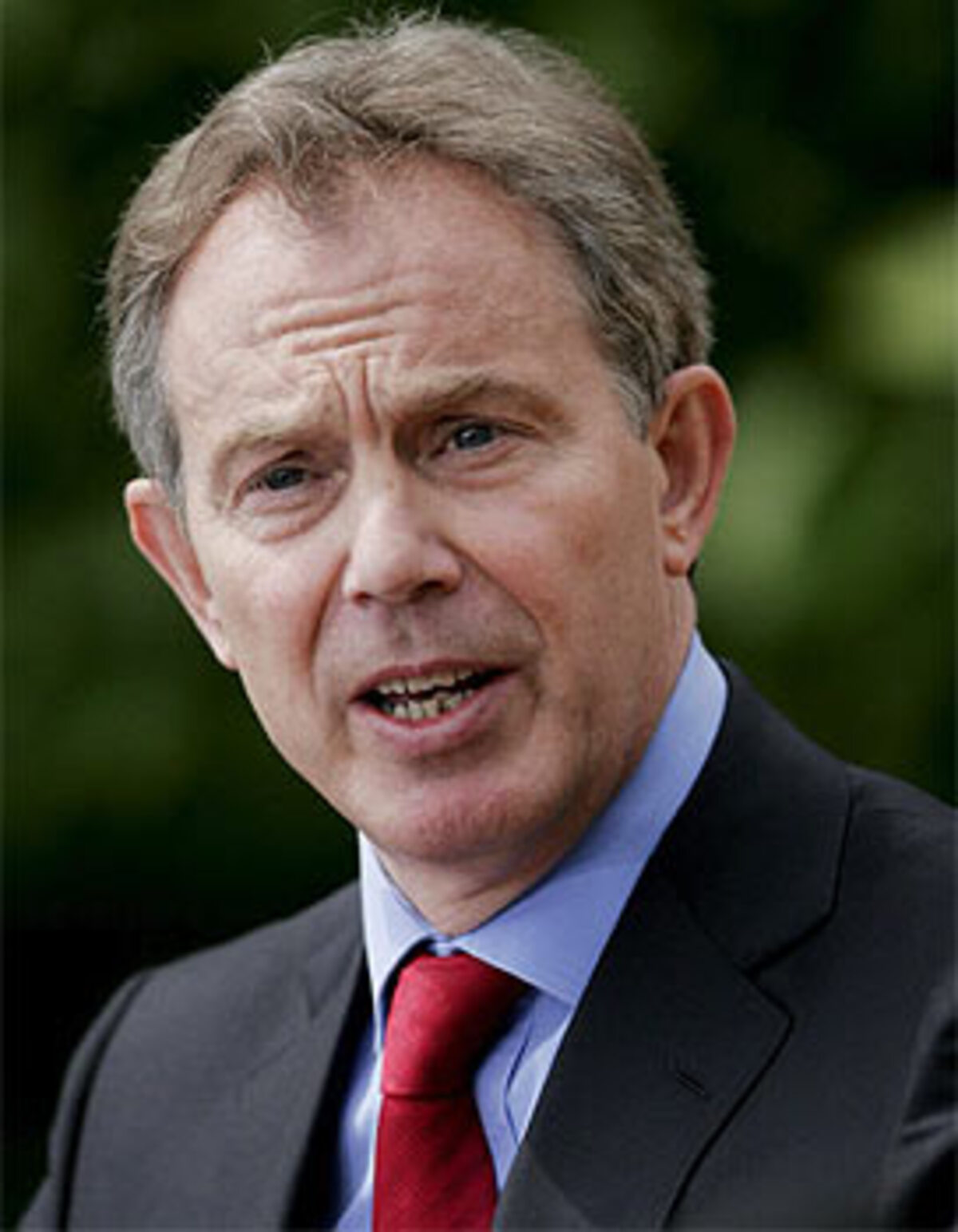 Der britische Premier Tony Blair ist definitiv jener Name, der im Rennen um die Wolfowitz-Nachfolge für die größte Überraschung gesorgt hat. Ins Spiel gebracht wurde der Bald-Ex-Premier vom Wirtschafts-Nobelpreisträger und Ex-Weltbank-Chefökonomen Joseph Stiglitz. Er meinte gegenüber der BBC, dass Blair definitiv einer jener Leute sei, "über die gesprochen werden wird". Warum Tony Blair, der am 27. Juni 2007 von seinem Posten als Premierminister zurücktreten wird, bei der Weltbank anheuern sollte, ließ Stiglitz allerdings noch offen.