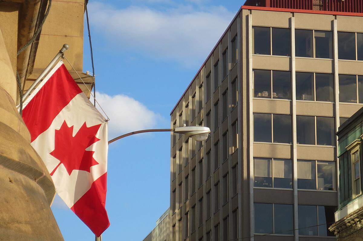 Das ist die kanadische Fahne, die „maple leaf flag“, und dieses Ahorn-Rechteck weht im Zentrum von Ottawa, der Hauptstadt, die oft diskriminiert wird (Vergleiche mit Ulan Bator wegen des Klimas; das beste an ihr sei der Zug nach Toronto, etc), die sich Besuchern aber als charmanter, energiegeladener Ort zeigt.