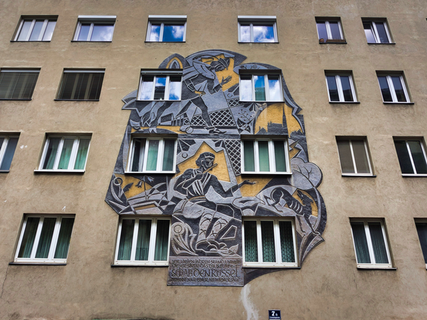 Wall relief in Czerningasse 7a about the Viennese legend “Scrape the trunk”.