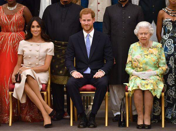 Bei dem Young Leaders Empfang im Buckingham Palace schlug die ehemalige Schauspielerin die Beine übereinander. Ein Fauxpas, denn Mitglieder des Königshauses überkreuzen sonst nur die Knöchel. Ein royaler Etikette-Expert kann aber beruhigen, schreibt die Daily Mail. Zwar sei es nicht sehr weit verbreitet, respektlos gegenüber der Queen sei das Überschlagen der Beine allerdings nicht.