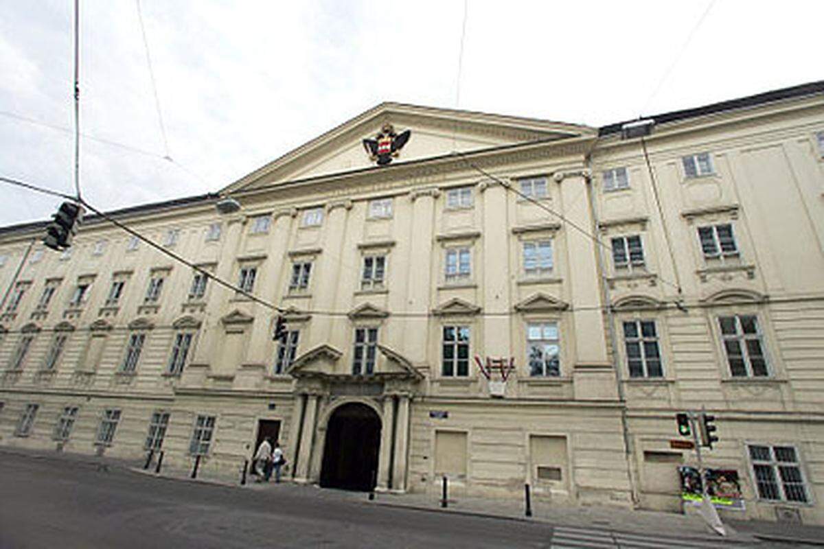 Das Theresianum wurde 1746 von Kaiserin Maria Theresia gegründet und ist damit die älteste Privatschule Österreichs. Die Eltern von Gymnasiasten zahlen pro Jahr rund 6000 Euro inklusive Tagesbetreuung. Das Schulgeld im Internat beträgt rund 10.000 Euro jährlich.