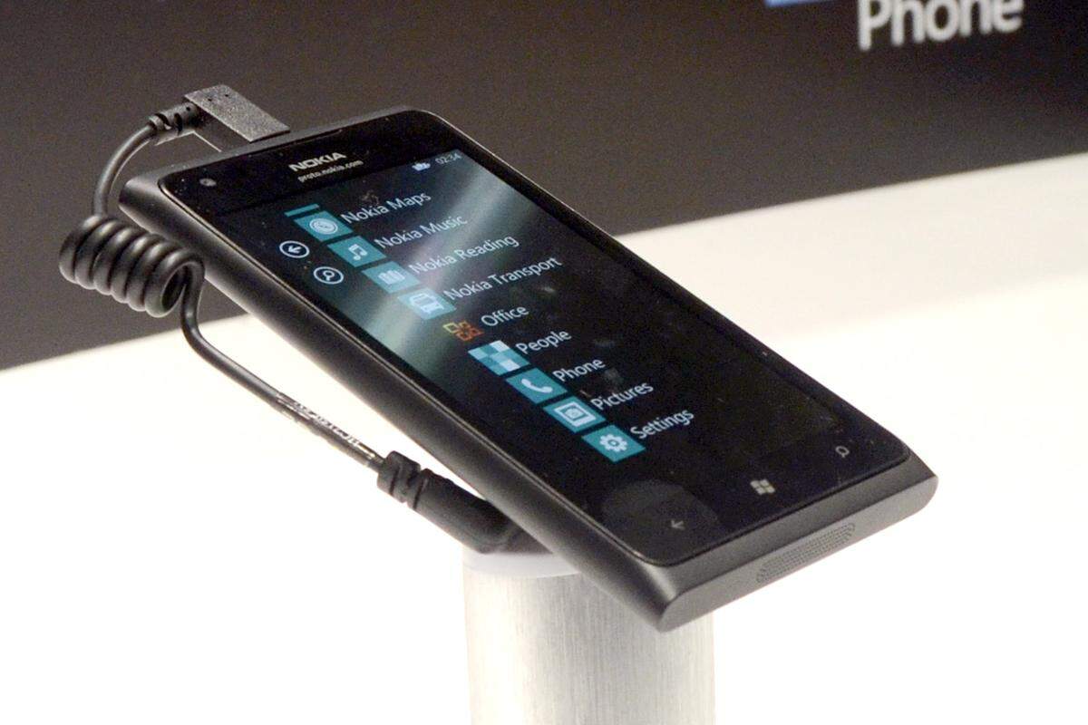 Dass Nokia nach wie vor nur einen Single-Core-Prozessor bietet, hat damit zu tun, dass Windows Phone keine Mehrkern-Prozessoren unterstützt. Während LG, HTC und Co. auf dem MWC also bereits Quad-Core-Smartphones mit Android 4.0 vorstellen, kommen Windows Phones nach wie vor mit simplen CPUs aus. Das soll sich in Zukunft ändern, wann steht aber in den Sternen.