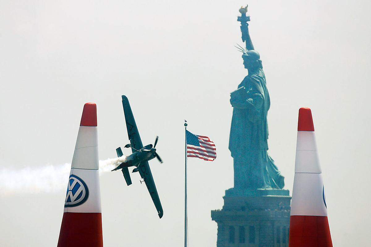 2009 und 2010 (im Bild der Air-Race-Stopp in New York) wurde er dann Air-Race-Vizeweltmeister.