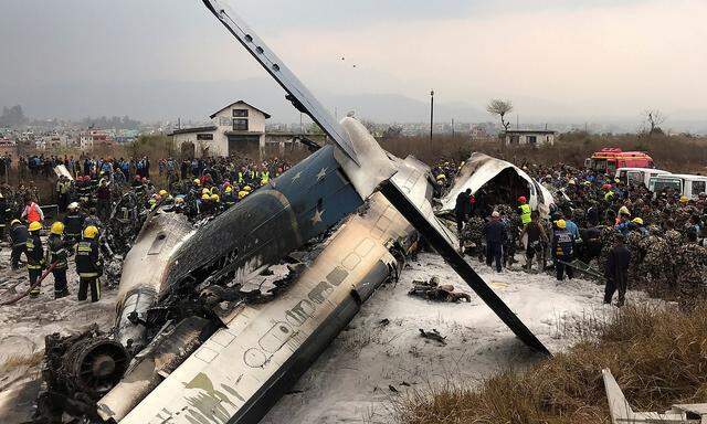 Das Wrack des verunglückten Flugzeugs in Kathmandu.