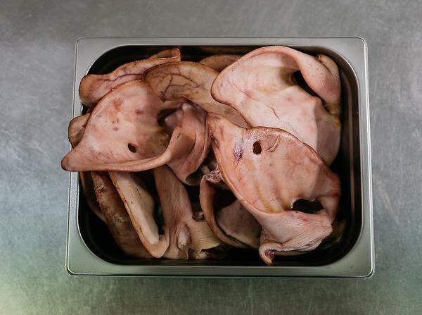 Jürgen Wolf hat schon einmal eine halbe Sau in seiner Küche liegen. Schweinsohren, gefüllt und gebacken, gehören zu seiner Küche wie Hahnenkämme, Saumaisen oder Forellenleber.