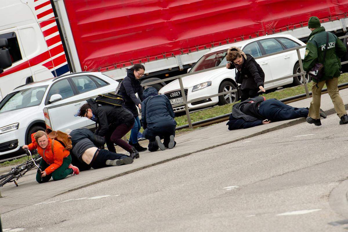 Fußgänger in München kämpften gegen den starken Wind an.