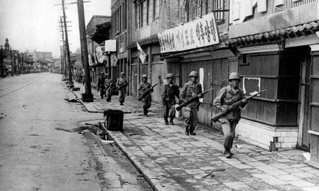 Südkoreanische Soldaten Ende Oktober 1950 in Pjöngjang. Nach der UN-gestützten Intervention der USA verkehrten sich die anfänglichen nordkoreanischen Erfolge ins Gegenteil.