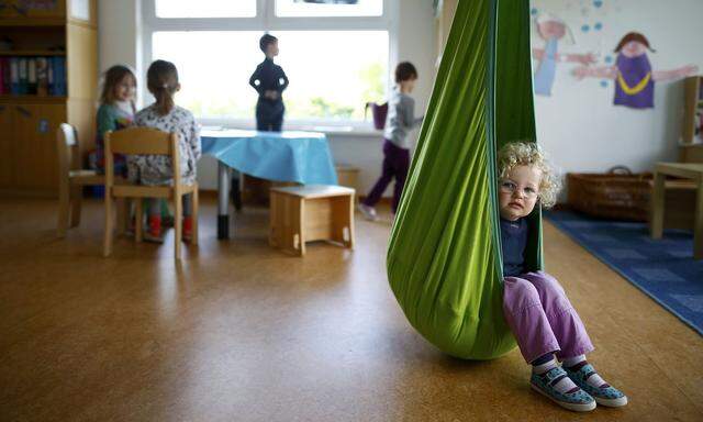 Die Öffnungszeiten der Kindergärten sind für Berufstätige auch jetzt schon zu kurz. Eltern schaffen es dennoch - irgendwie.
