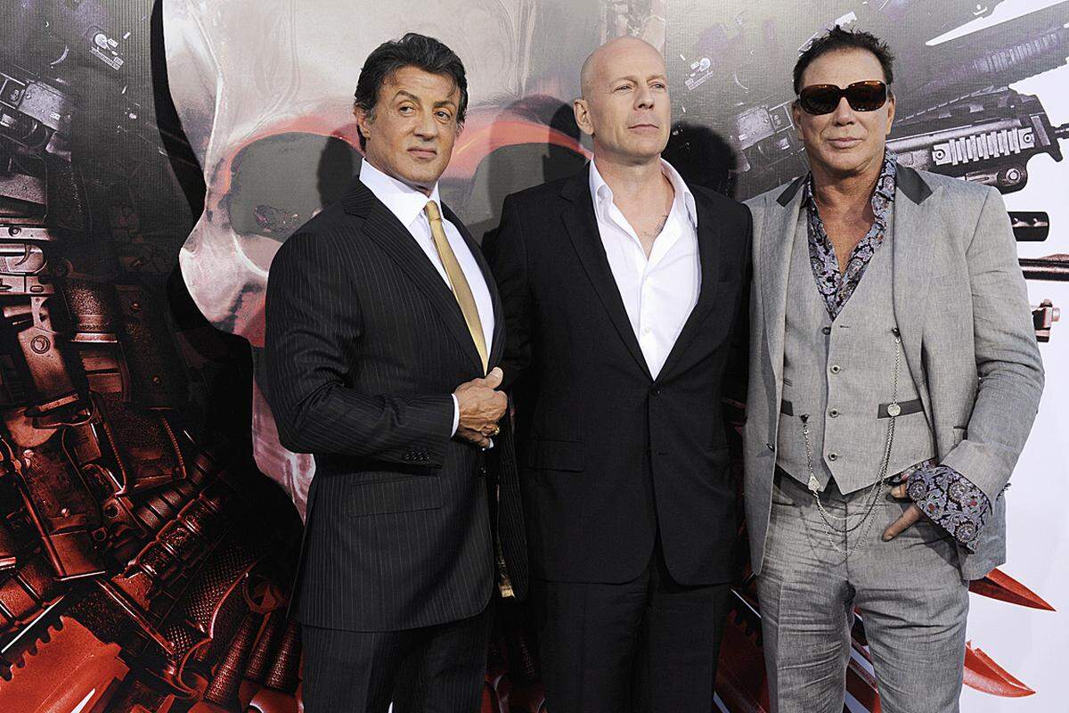 Während seiner Amtszeit verzichtete Arnie auf große Filmrollen. Es gab nur einige wenige Cameo-Auftritte wie in "Expendables". In Letzterem vereinte Regisseur Sylvester Stallone eine Vielzahl namhafter muskulöser Helden der 80er wie Mickey Rourke und Bruce Willis. In einer kurzen, selbstironischen Szene ist Schwarzenegger zum ersten Mal in einem Film gemeinsam mit Stallone zu sehen.