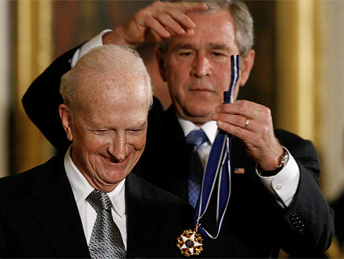 Nobelpreisträger Gary Becker gibt eine simple Antwort: Die Menschen hatten andere Sorgen. Im Bild: US-Präsident Bush verleiht Gary Becker die "Presidential Medal of Freedom".