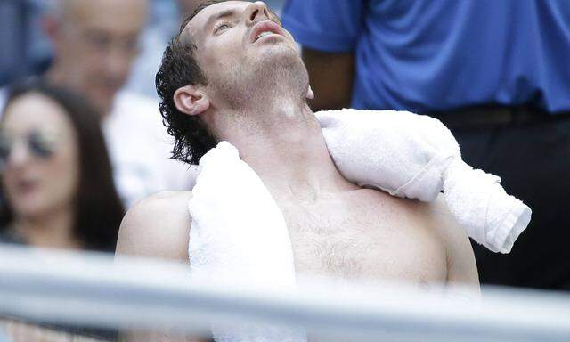 Andy Murray kühlt sich mit Eis im Handtuch.