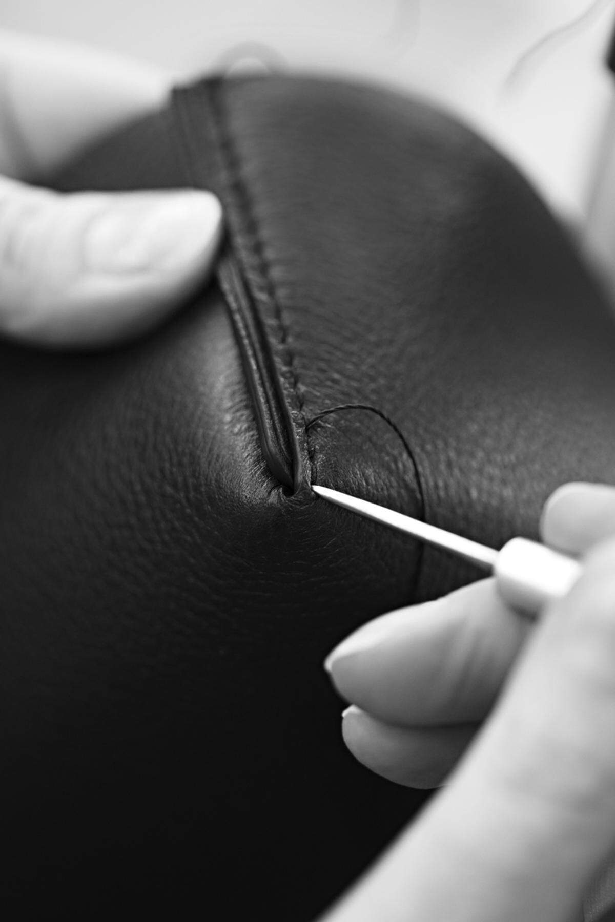 In vielen Arbeitsschritten entsteht in präziser Arbeit aus dem wertvollen Leder die fertige Tasche.