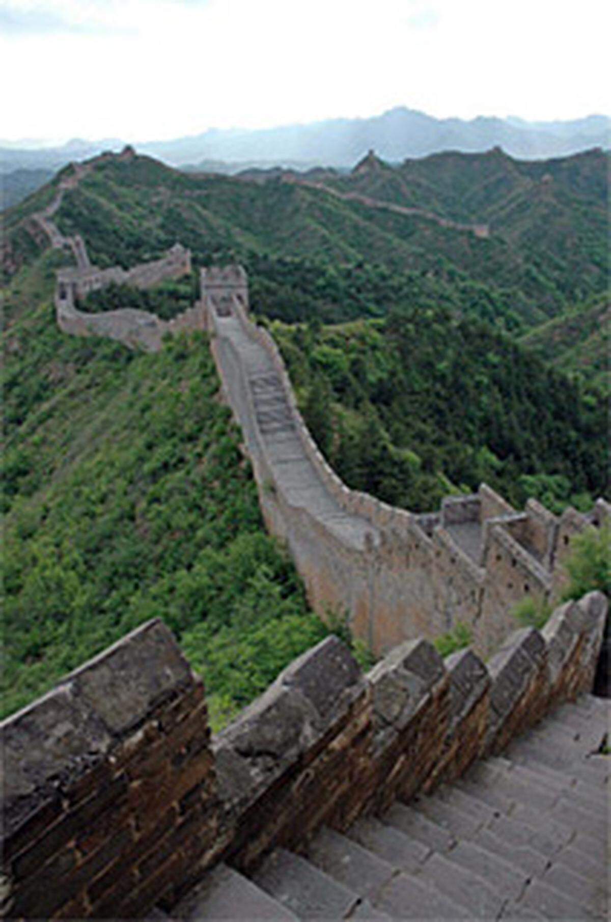 ... Grenzbefestigung der Welt? Die Hauptmauer der Chinesischen Mauer ist unglaubliche 2.400 km lang. Zweifellos am längsten?