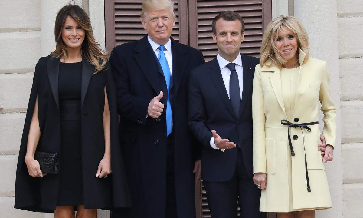 Mit seinem französischen Amtskollegen Emmanuel Macron hat US-Präsident Donald Trump erstmals einen offiziellen Staatsgast empfangen. Macron traf an der Seite seiner Frau Brigitte am Montagnachmittag in Washington ein. USA/Frankreich: Die transatlantischen Baustellen türmen sich auf