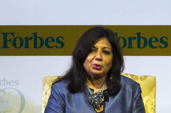 Ihr Biotechnologieunternehmen "Biocon" machte Kiran Mazumdar-Shaw zu Indiens einziger Selfmade-Milliardärin. 2015 lief es dann aber nicht ganz so rund, die Aktie verlor an Wert und die Geschäftsfrau in Folge ihren Platz im Milliardärsranking.  Eine Erfolgsstory ist Mazumdar-Shaws Leben so oder so: Die indische "Biotech-Queen" gründete ihre Firma 1978 in einem Schuppen. Dabei war ihr Traum eigentlich eine Karriere als Braumeisterin. Als Mazumdar-Shaw in der Männerdomäne nicht Fuß fassen konnte, versuchte sie es in der Biotech-Branche. Auch hier gestalteten sich die Anfänge schwierig, sogar die Mitarbeitersuche sei fast unmöglich gewesen, erzählt sie: "Niemand wollte für eine Frau arbeiten". Doch das änderte sich schnell und ihre Firma wuchs zum größten Biotech-Unternehmen Indiens heran. 2004 machte sie der Börsengang zur reichsten Frau Indiens.