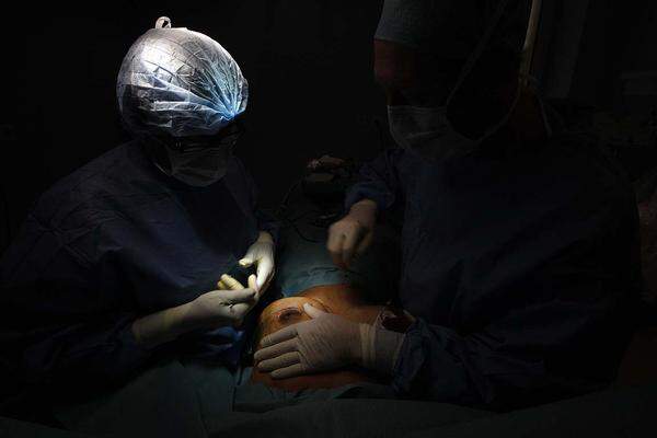 Zumindest 20 französische Patientinnen mit den defekten Implantaten sind an Krebs erkrankt. Ein direkter Zusammenhang konnte bisher noch nicht nachgewiesen werden.