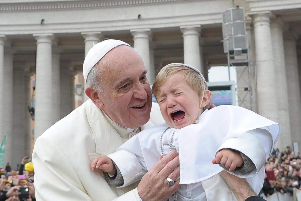 Franziskus mit einem als Papst verkleidetem Kind bei einer Generalaudienz auf dem Petersplatz: Die Zahl der Besucher ist deutlich nach oben geschnellt, der Andrag mindestens so groß wie zu Zeiten von Johannes Paul II.