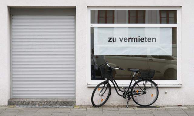 German vacancy sign in store window - zu vermieten translates as for rent or to let