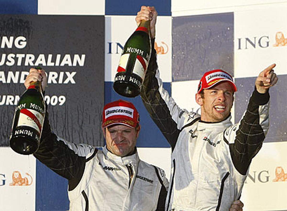 Viel größer war der Jubel aber beim Siegerduo Jenson Button und Rubens Barrichello. Jarno Trulli, der als Dritter durchs Ziel kam, bekam nach dem Rennen eine Zeitstrafe wegen verbotenen Überholens aufgebrummt und rutschte auf Platz zwölf ab. Weltmeister Lewis Hamilton, von Rang 18 gestartet, kam so noch unter die besten drei.