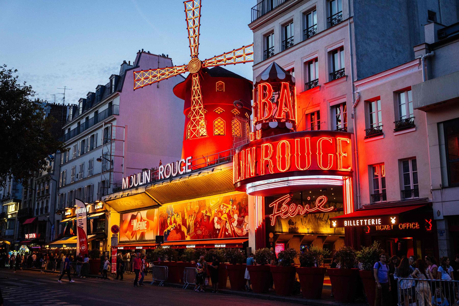 Mhlenrder des Moulin Rouge in Paris sind eingestrzt