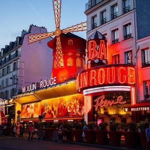 Das Moulin Rouge in der französischen Hauptstadt. Da waren die Räder noch intakt.