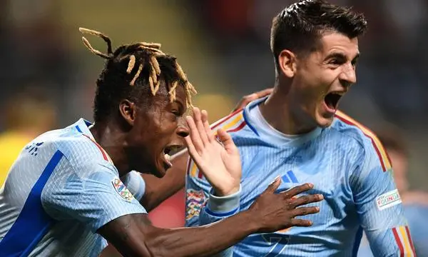 Stürmer Alvaro Morata (r.) und Mittelfeldspieler Nico Williams
