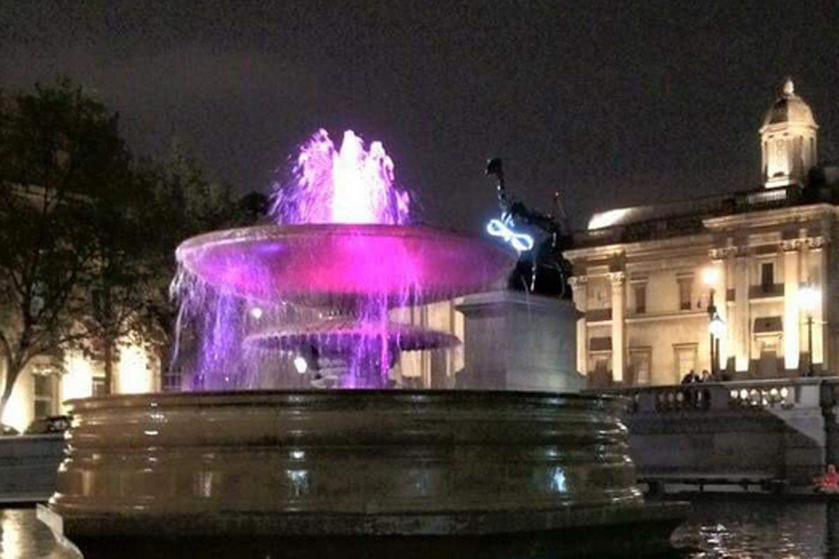 Am Trafalgar Square sprudelte das Wasser ebenfalls in Pink.